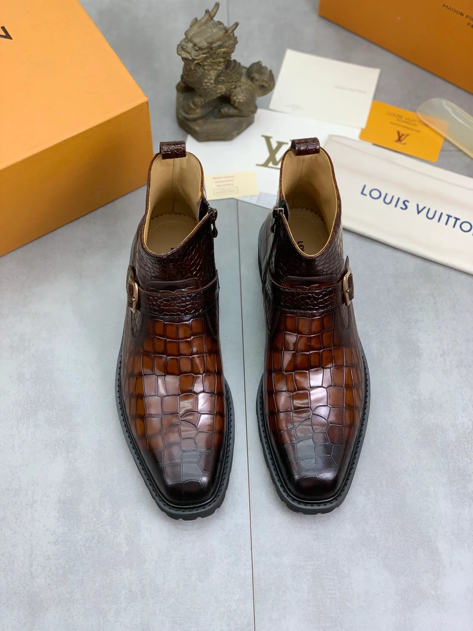 Men's shoes 💰P640 💰【New】🆘Water-dyed cow lining LV Louis Vuitton business high-top leather shoes, made of original imported Italian 🇮🇹 open-edge bead-rubbed open-edge bead cowhide, full cowhide lining, carefully handmade by professional shoemakers, the original version is specially designed for wear-resistant outsole. Standard code: 38-45 3⃣️color🉑️select